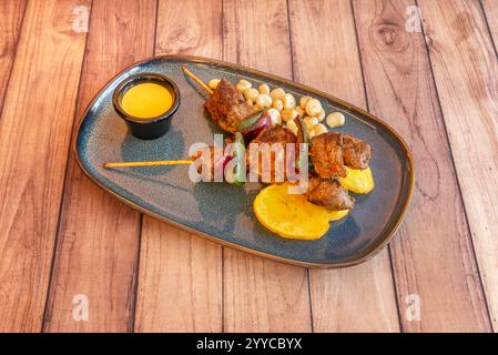 Un pincho moruno est une brochette faite avec de la viande coupée en dés, généralement du poulet ou du porc, marinée dans du paprika et de l'ail, généralement épicée selon le type de p Banque D'Images