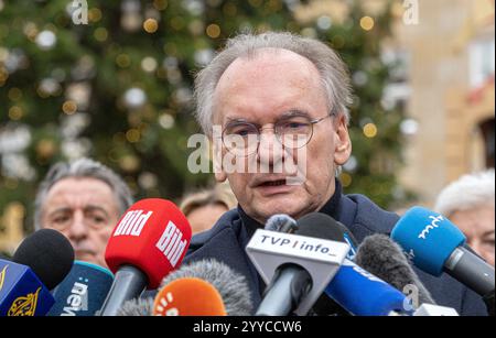 Nach dem gestrigen Anschlag auf den Magdeburger Weihnachtsmarkt besuchte am Samstag 21.12.2024 Sachsen-Anhalts Ministerpraesident Reiner Haseloff CDU den Ort des Attentats. Auf den Weihnachtsmarkt in der Innenstadt von Magdeburg ist am Freitagabend 20.12.2024 ein mutmasslicher Anschlag veruebt worden. Ein Auto War in die Menschenmenge auf dem Weihnachtsmarkt gerast. Laut Polizei fuhr der Taeter mindestens 400 Meter ueber den Weihnachtsmarkt . Bislang starben fuenf Menschen BEI dem Anschlag, darunter ein Kleinkind. Mehr als 200 wurden verletzt, viele davon schwer. Der mutmassliche Taeter ist EI Banque D'Images