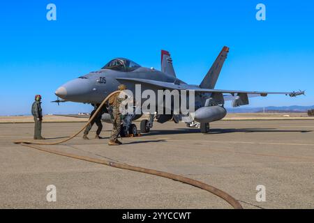 U.S. Marines avec Marine Wing support Squadron 373, Marine Aircraft Group 38, 3rd Marine Aircraft Wing, Fuel an F/A-18 Hornet affecté à Marine Banque D'Images