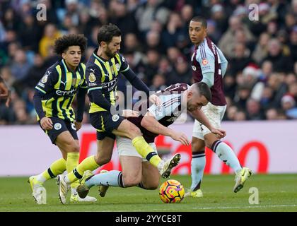 Birmingham, Royaume-Uni. 21 décembre 2024. Bernardo Silva de Manchester City affronte John McGinn d'Aston Villa lors du premier League match à Villa Park, Birmingham. Le crédit photo devrait se lire : Andrew Yates/Sportimage crédit : Sportimage Ltd/Alamy Live News Banque D'Images