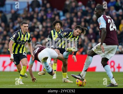 Birmingham, Royaume-Uni. 21 décembre 2024. John McGinn d'Aston Villa bouleversé par Jack Grealish de Manchester City lors du premier League match à Villa Park, Birmingham. Le crédit photo devrait se lire : Andrew Yates/Sportimage crédit : Sportimage Ltd/Alamy Live News Banque D'Images