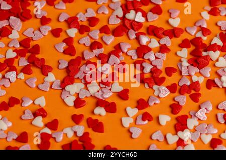 petits bonbons en forme de coeurs, bonbons au sucre rouge blanc et rose pour la décoration en gros plan Banque D'Images