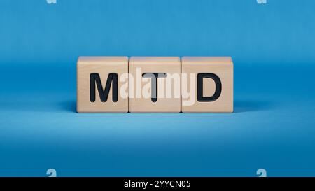 Concept de mtd sur des cubes en bois.Close up d'éléments en bois, Business concept.3D rendu sur fond bleu. Banque D'Images