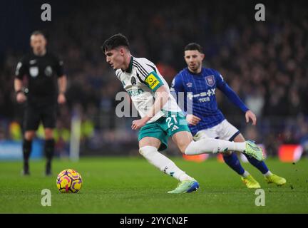 Le Tino Livramento de Newcastle United casse lors du premier League match à Portman Road, Ipswich. Date de la photo : samedi 21 décembre 2024. Banque D'Images