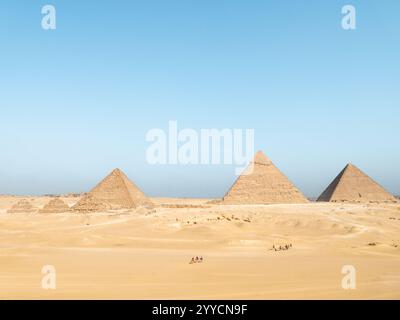 Les grandes pyramides de Gizeh, Egypte par un après-midi clair - point de vue élevé Banque D'Images