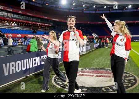 Rotterdam, pays-Bas. 21 décembre 2024. Rotterdam - chanteurs lors de la onzième manche de l'Azerion Vrouwen Eredivisie en saison 2024/2025. Le match se déroule entre Feyenoord V1 et PSV V1 au Stadion Feijenoord de Kuip le 21 décembre 2024 à Rotterdam, aux pays-Bas. Crédit : Box to Box Pictures/Alamy Live News Banque D'Images