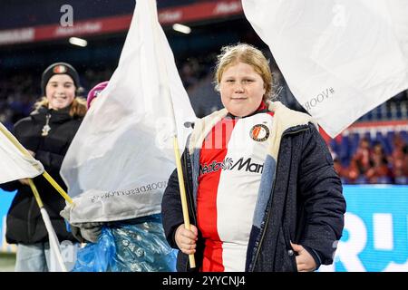 Rotterdam, pays-Bas. 21 décembre 2024. Rotterdam - Kameraadjes lors de la onzième manche de l'Azerion Vrouwen Eredivisie en saison 2024/2025. Le match se déroule entre Feyenoord V1 et PSV V1 au Stadion Feijenoord de Kuip le 21 décembre 2024 à Rotterdam, aux pays-Bas. Crédit : Box to Box Pictures/Alamy Live News Banque D'Images