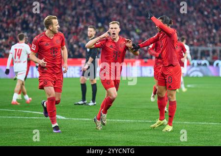 Joshua KIMMICH, FCB 6 célèbre son but, heureux, rire, célébration, 3-1 avec Harry Kane, FCB 9 Leroy SANE, FCB 10 dans le match FC BAYERN MUENCHEN - RB LEIPZIG 5-1 le 20 décembre 2024 à Munich, Allemagne. Saison 2024/2025, 1.Bundesliga, FCB,, München, journée 15, 15.Spieltag photographe : Peter Schatz - LA RÉGLEMENTATION DFL INTERDIT TOUTE UTILISATION DE PHOTOGRAPHIES comme SÉQUENCES D'IMAGES et/ou QUASI-VIDÉO - Banque D'Images