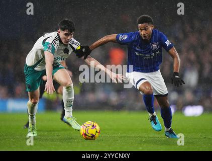 Tino Livramento de Newcastle United et Jens Cajuste d'Ipswich Town (à droite) s'affrontent pour le ballon lors du premier League match à Portman Road, Ipswich. Date de la photo : samedi 21 décembre 2024. Banque D'Images