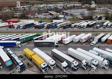 Themenfoto Parkplatznot an Raststaetten : So oft parken LKW-Fahrer falsch. Alle LKW Parkplaetze an der Autobahn Raststaette Vaterstetten an der A99 sind belegt. Lastwagen. *** Photo thème manque de places de stationnement dans les aires de repos C'est la fréquence à laquelle les chauffeurs de camions stationnent de manière incorrecte toutes les places de stationnement de camions dans l'aire de repos Vaterstetten sur l'autoroute A99 sont des camions occupés Banque D'Images