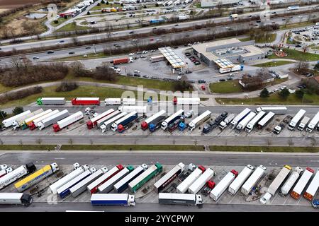 Themenfoto Parkplatznot an Raststaetten : So oft parken LKW-Fahrer falsch. Alle LKW Parkplaetze an der Autobahn Raststaette Vaterstetten an der A99 sind belegt. Lastwagen. *** Photo thème manque de places de stationnement dans les aires de repos C'est la fréquence à laquelle les chauffeurs de camions stationnent de manière incorrecte toutes les places de stationnement de camions dans l'aire de repos Vaterstetten sur l'autoroute A99 sont des camions occupés Banque D'Images