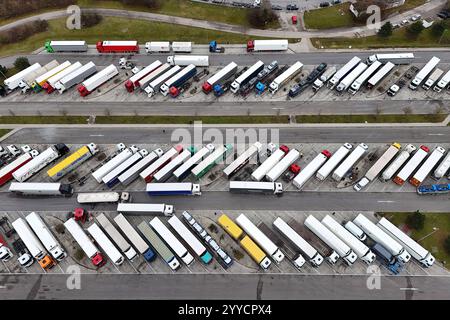 Themenfoto Parkplatznot an Raststaetten : So oft parken LKW-Fahrer falsch. Alle LKW Parkplaetze an der Autobahn Raststaette Vaterstetten an der A99 sind belegt. Lastwagen. *** Photo thème manque de places de stationnement dans les aires de repos C'est la fréquence à laquelle les chauffeurs de camions stationnent de manière incorrecte toutes les places de stationnement de camions dans l'aire de repos Vaterstetten sur l'autoroute A99 sont des camions occupés Banque D'Images