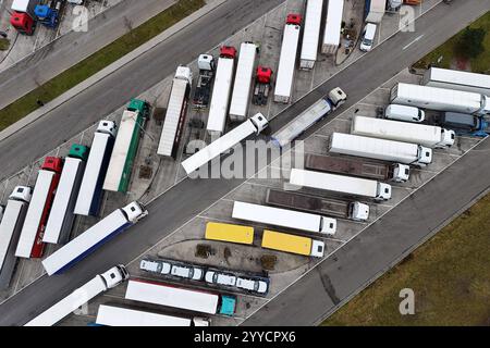 Themenfoto Parkplatznot an Raststaetten : So oft parken LKW-Fahrer falsch. Alle LKW Parkplaetze an der Autobahn Raststaette Vaterstetten an der A99 sind belegt. Lastwagen. *** Photo thème manque de places de stationnement dans les aires de repos C'est la fréquence à laquelle les chauffeurs de camions stationnent de manière incorrecte toutes les places de stationnement de camions dans l'aire de repos Vaterstetten sur l'autoroute A99 sont des camions occupés Banque D'Images