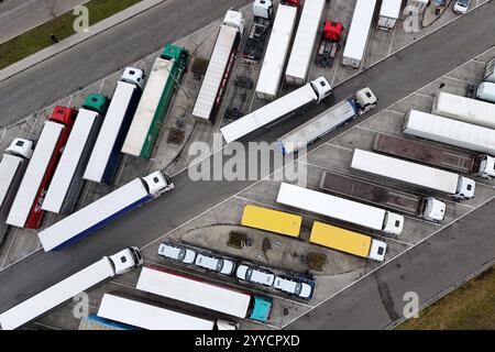 Themenfoto Parkplatznot an Raststaetten : So oft parken LKW-Fahrer falsch. Alle LKW Parkplaetze an der Autobahn Raststaette Vaterstetten an der A99 sind belegt. Lastwagen. *** Photo thème manque de places de stationnement dans les aires de repos C'est la fréquence à laquelle les chauffeurs de camions stationnent de manière incorrecte toutes les places de stationnement de camions dans l'aire de repos Vaterstetten sur l'autoroute A99 sont des camions occupés Banque D'Images