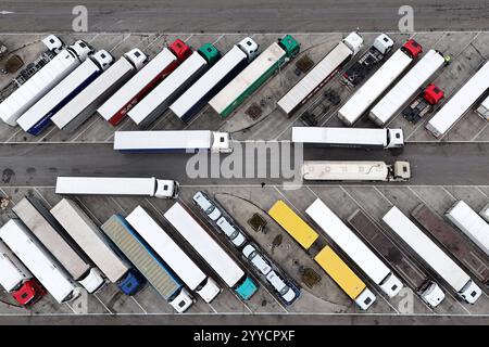 Themenfoto Parkplatznot an Raststaetten : So oft parken LKW-Fahrer falsch. Alle LKW Parkplaetze an der Autobahn Raststaette Vaterstetten an der A99 sind belegt. Lastwagen. *** Photo thème manque de places de stationnement dans les aires de repos C'est la fréquence à laquelle les chauffeurs de camions stationnent de manière incorrecte toutes les places de stationnement de camions dans l'aire de repos Vaterstetten sur l'autoroute A99 sont des camions occupés Banque D'Images