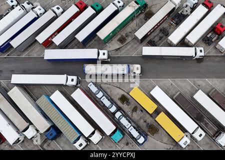 Themenfoto Parkplatznot an Raststaetten : So oft parken LKW-Fahrer falsch. Alle LKW Parkplaetze an der Autobahn Raststaette Vaterstetten an der A99 sind belegt. Lastwagen. *** Photo thème manque de places de stationnement dans les aires de repos C'est la fréquence à laquelle les chauffeurs de camions stationnent de manière incorrecte toutes les places de stationnement de camions dans l'aire de repos Vaterstetten sur l'autoroute A99 sont des camions occupés Banque D'Images