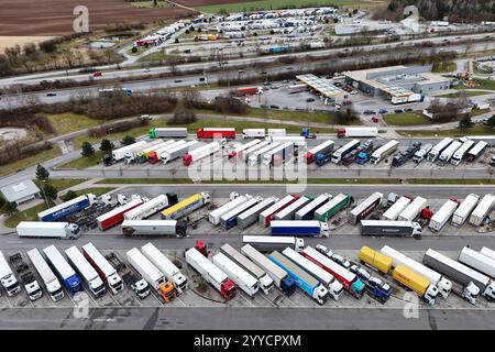 Themenfoto Parkplatznot an Raststaetten : So oft parken LKW-Fahrer falsch. Alle LKW Parkplaetze an der Autobahn Raststaette Vaterstetten an der A99 sind belegt. Lastwagen. *** Photo thème manque de places de stationnement dans les aires de repos C'est la fréquence à laquelle les chauffeurs de camions stationnent de manière incorrecte toutes les places de stationnement de camions dans l'aire de repos Vaterstetten sur l'autoroute A99 sont des camions occupés Banque D'Images