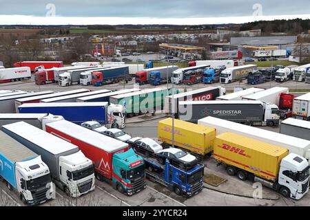 Themenfoto Parkplatznot an Raststaetten : So oft parken LKW-Fahrer falsch. Alle LKW Parkplaetze an der Autobahn Raststaette Vaterstetten an der A99 sind belegt. Lastwagen. *** Photo thème manque de places de stationnement dans les aires de repos C'est la fréquence à laquelle les chauffeurs de camions stationnent de manière incorrecte toutes les places de stationnement de camions dans l'aire de repos Vaterstetten sur l'autoroute A99 sont des camions occupés Banque D'Images