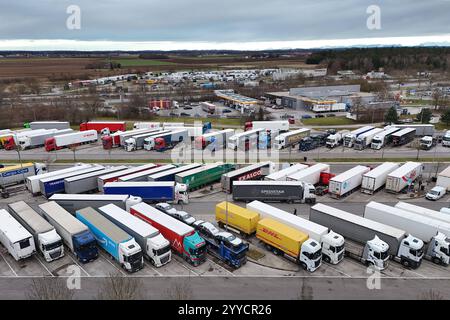 Themenfoto Parkplatznot an Raststaetten : So oft parken LKW-Fahrer falsch. Alle LKW Parkplaetze an der Autobahn Raststaette Vaterstetten an der A99 sind belegt. Lastwagen. *** Photo thème manque de places de stationnement dans les aires de repos C'est la fréquence à laquelle les chauffeurs de camions stationnent de manière incorrecte toutes les places de stationnement de camions dans l'aire de repos Vaterstetten sur l'autoroute A99 sont des camions occupés Banque D'Images