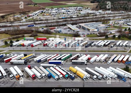 Themenfoto Parkplatznot an Raststaetten : So oft parken LKW-Fahrer falsch. Alle LKW Parkplaetze an der Autobahn Raststaette Vaterstetten an der A99 sind belegt. Lastwagen. *** Photo thème manque de places de stationnement dans les aires de repos C'est la fréquence à laquelle les chauffeurs de camions stationnent de manière incorrecte toutes les places de stationnement de camions dans l'aire de repos Vaterstetten sur l'autoroute A99 sont des camions occupés Banque D'Images