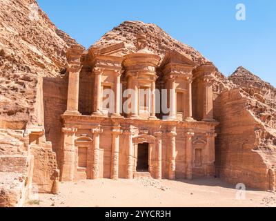 Le monastère ou Ed-Deir, Petra, Jordanie par un après-midi clair - Portrait tourné - léger angle latéral Banque D'Images