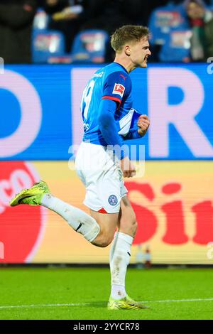 Kiel, Allemagne. 21 décembre 2024. Football, Bundesliga, Holstein Kiel - FC Augsburg, Journée 15, Holstein-Stadion. Phil Harres de Kiel célèbre son objectif de faire 3:1. Crédit : Frank Molter/dpa - REMARQUE IMPORTANTE : conformément aux règlements de la DFL German Football League et de la DFB German Football Association, il est interdit d'utiliser ou de faire utiliser des photographies prises dans le stade et/ou du match sous forme d'images séquentielles et/ou de séries de photos de type vidéo./dpa/Alamy Live News Banque D'Images