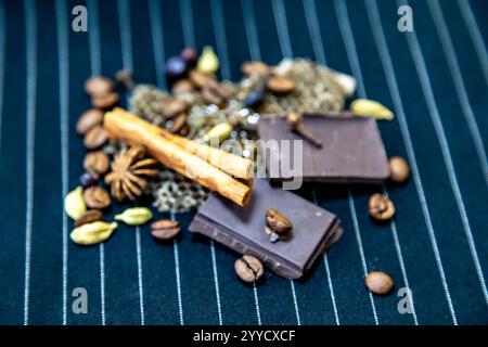 Pyramide olfactive chaude et épicée avec tabac, vanille, chocolat, cannelle, clous de girofle, cardamome, miel, anis étoilé, genévrier et café Banque D'Images