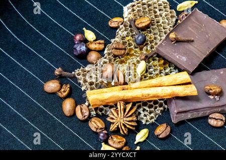 Pyramide olfactive chaude et épicée avec tabac, vanille, chocolat, cannelle, clous de girofle, cardamome, miel, anis étoilé, genévrier et café Banque D'Images