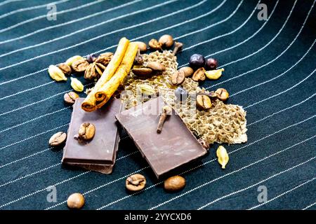 Pyramide olfactive chaude et épicée avec tabac, vanille, chocolat, cannelle, clous de girofle, cardamome, miel, anis étoilé, genévrier et café Banque D'Images
