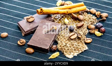 Pyramide olfactive chaude et épicée avec tabac, vanille, chocolat, cannelle, clous de girofle, cardamome, miel, anis étoilé, genévrier et café Banque D'Images