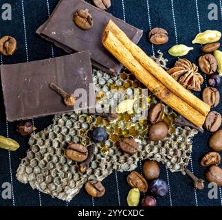 Pyramide olfactive chaude et épicée avec tabac, vanille, chocolat, cannelle, clous de girofle, cardamome, miel, anis étoilé, genévrier et café Banque D'Images