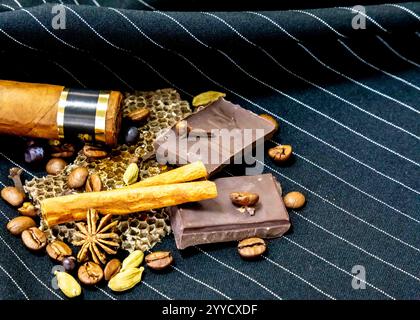 Pyramide olfactive chaude et épicée avec tabac, vanille, chocolat, cannelle, clous de girofle, cardamome, miel, anis étoilé, genévrier et café Banque D'Images