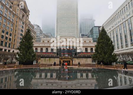 Arbres de Noël à Cabot Square avec Canary Wharf Londres Royaume-Uni décembre 2024 Banque D'Images