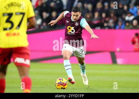 Burnley, Royaume-Uni. 21 décembre 2024. Josh Cullen de Burnley passe en avant lors du Sky Bet Championship match Burnley vs Watford à Turf Moor, Burnley, Royaume-Uni, 21 décembre 2024 (photo par Jorge Horsted/News images) à Burnley, Royaume-Uni le 21/12/2024. (Photo de Jorge Horsted/News images/SIPA USA) crédit : SIPA USA/Alamy Live News Banque D'Images