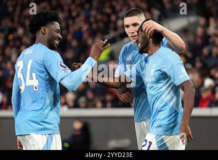 Anthony Elanga de Nottingham Forest célèbre avoir marqué son deuxième but avec Nikola Milenkovic et Ola Aina lors du match de premier League au Gtech Community Stadium de Londres. Date de la photo : samedi 21 décembre 2024. Banque D'Images