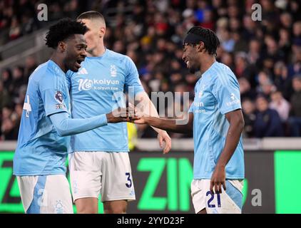 Anthony Elanga de Nottingham Forest célèbre avoir marqué son deuxième but avec Nikola Milenkovic et Ola Aina lors du match de premier League au Gtech Community Stadium de Londres. Date de la photo : samedi 21 décembre 2024. Banque D'Images