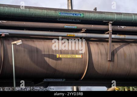 Rohrleitungen für Fernwärme, Hochofengas, Am ThyssenKrupp Steel Standort in Duisburg Marxloh, NRW, Deutschland, ThyssenKrupp Rohrleitungen, *** pipelines pour le chauffage urbain, gaz de haut fourneau, sur le site ThyssenKrupp Steel in Duisburg Marxloh, NRW, Allemagne, ThyssenKrupp Rohrleitungen, Banque D'Images