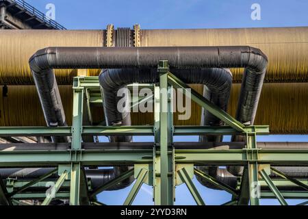 Dehnungsbogen, Rohrleitungen für Fernwärme, Hochofengas, Am ThyssenKrupp Steel Standort in Duisburg Marxloh, NRW, Deutschland, ThyssenKrupp Rohrleitungen, *** expansion Bend, conduites pour le chauffage urbain, gaz de haut fourneau, sur le site de ThyssenKrupp Steel à Duisburg Marxloh, NRW, Allemagne, ThyssenKrupp Rohrleitungen, Banque D'Images