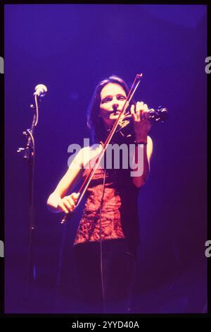 SHARON CORR, THE CORRS, CONCERT, 1998 : un jeune violon Sharon Corr en début de carrière et choriste des Corrs jouant au Cardiff International Arena & Convention Centre, Cardiff, pays de Galles, Royaume-Uni le 18 décembre 1998. Photo : Rob Watkins. INFO : The Corrs est un groupe irlandais formé en 1990, connu pour son mélange harmonieux de pop, rock et musique folk irlandaise traditionnelle. Avec leurs frères et sœurs Andrea, Sharon, Caroline et Jim Corr, ils ont atteint une renommée mondiale avec des tubes comme Breathless et l'album Talk on Corners. Banque D'Images