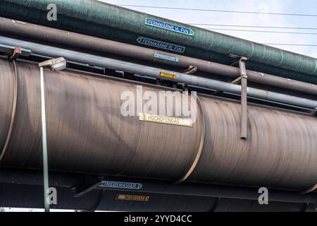 Rohrleitungen für Fernwärme, Hochofengas, Am ThyssenKrupp Steel Standort in Duisburg Marxloh, NRW, Deutschland, ThyssenKrupp Rohrleitungen, *** pipelines pour le chauffage urbain, gaz de haut fourneau, sur le site ThyssenKrupp Steel in Duisburg Marxloh, NRW, Allemagne, ThyssenKrupp Rohrleitungen, Banque D'Images