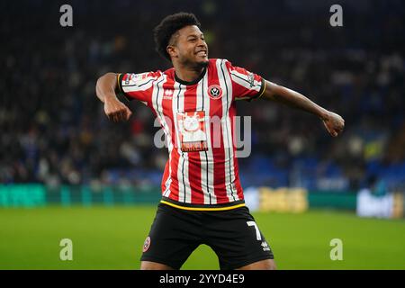 Rhian Brewster de Sheffield United célèbre avoir marqué le deuxième but de son équipe du match marqué par Kieffer Moore de Sheffield United (absent de l'image) lors du Sky Bet Championship match au Cardiff City Stadium. Date de la photo : samedi 21 décembre 2024. Banque D'Images