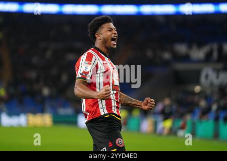 Rhian Brewster de Sheffield United célèbre avoir marqué le deuxième but de son équipe du match marqué par Kieffer Moore de Sheffield United (absent de l'image) lors du Sky Bet Championship match au Cardiff City Stadium. Date de la photo : samedi 21 décembre 2024. Banque D'Images