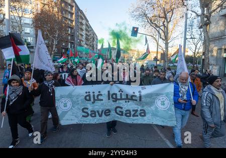 Milan, Italie. 21 décembre 2024. Manifeste pro Palestina per il cessate il fuoco nella striscia di Gaza partito da Piazzale Maciachini - Milano, Italia - Sabato, 21 Dicembre 2024 (foto Stefano Porta/LaPresse) manifestation pro-palestinienne pour le cessez-le-feu dans la bande de Gaza a commencé depuis Piazzale Maciachini - Milan, Italie - samedi 21 décembre 2024 (photo Stefano Porta/LaPresse) crédit : LaPresse/Alamy Live News Banque D'Images