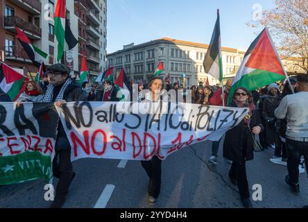 Milan, Italie. 21 décembre 2024. Manifeste pro Palestina per il cessate il fuoco nella striscia di Gaza partito da Piazzale Maciachini - Milano, Italia - Sabato, 21 Dicembre 2024 (foto Stefano Porta/LaPresse) manifestation pro-palestinienne pour le cessez-le-feu dans la bande de Gaza a commencé depuis Piazzale Maciachini - Milan, Italie - samedi 21 décembre 2024 (photo Stefano Porta/LaPresse) crédit : LaPresse/Alamy Live News Banque D'Images