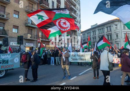 Milan, Italie. 21 décembre 2024. Manifeste pro Palestina per il cessate il fuoco nella striscia di Gaza partito da Piazzale Maciachini - Milano, Italia - Sabato, 21 Dicembre 2024 (foto Stefano Porta/LaPresse) manifestation pro-palestinienne pour le cessez-le-feu dans la bande de Gaza a commencé depuis Piazzale Maciachini - Milan, Italie - samedi 21 décembre 2024 (photo Stefano Porta/LaPresse) crédit : LaPresse/Alamy Live News Banque D'Images