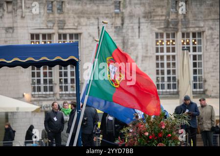Gros plan sur les drapeaux néerlandais et portugais à Amsterdam pays-Bas 10-12-2024 Banque D'Images