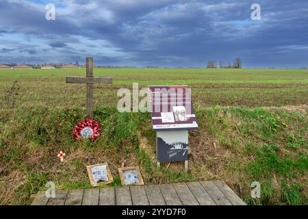 Monument Khaki Chums Cross de la première Guerre mondiale à la Trêve de Noël de la première Guerre mondiale Allemand - match de football britannique joué à No Man’s Land, Ploegsteert, Hainaut, Belgique Banque D'Images