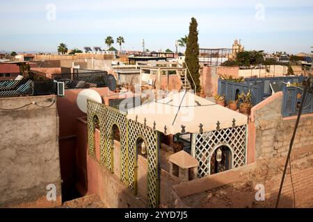 vue sur les toits des terrasses de toit de divers riads dans la vieille ville médina de marrakech, maroc Banque D'Images