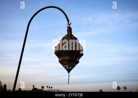éclairage traditionnel marocain sur le toit-terrasse d'un riad dans la médina de marrakech, maroc Banque D'Images