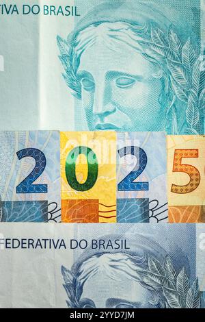2025 en reais brésiliens. Brésil monnaie, billets de banque disposés dans le symbole de 2025, concept, analyse financière et économique du Brésil. gros plan Banque D'Images